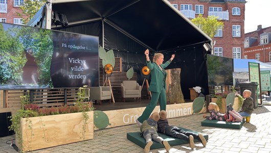 På den Grønne Festivals scene på Nytorv tager Vicky Knudsen publikum med på opdagelse i sin vilde verden.