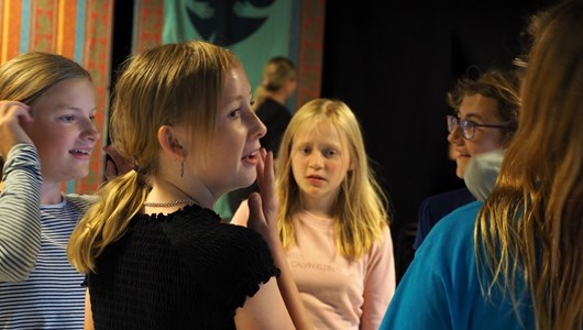 Elever fra Viborg Kulturskole laver teaterworkhop med skrald som tema.