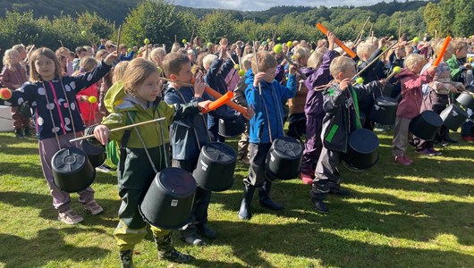 Næsten 450 elever spiller stomp til Børnefestival ved Naturskolen ved Hald.